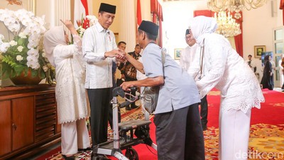 Jokowi Gelar Open House di Istana Negara, Warga Antre Panjang