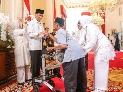 Jokowi Gelar Open House di Istana Negara, Warga Antre Panjang