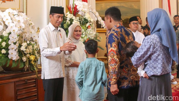 Sejumlah warga mengantre untuk bersalaman dengan Presiden RI Joko Widodo dan Ibu Negara Iriana di Istana Negara, Jakarta, Rabu (10/4/2024).