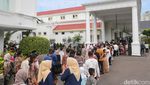 Jokowi Gelar Open House di Istana Negara, Warga Antre Panjang