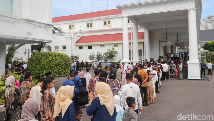 Jokowi Gelar Open House di Istana Negara, Warga Antre Panjang Sejumlah warga mengantre untuk bersalaman dengan Presiden RI Joko Widodo dan Ibu Negara Iriana di Istana Negara, Jakarta, Rabu (10/4/2024).