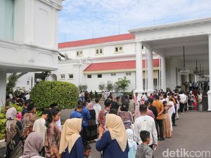 Warga Sempat Ricuh Saat Antre Open House Jokowi, Istana Minta Maaf