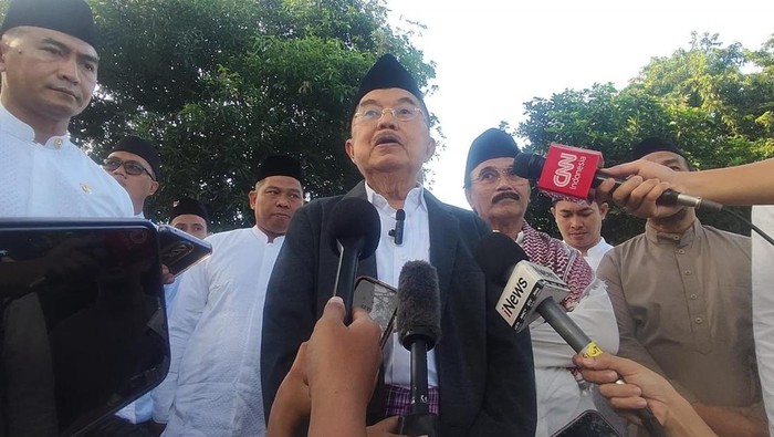 JK usai menunaikan salat Idul Fitri di Masjid Al-Azhar, Jakarta Selatan, Rabu (10/4/2024).