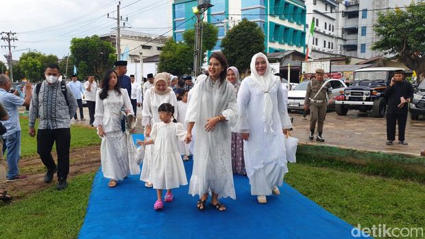 Kahiyang menggandeng Sedah Mirah saat tiba di Lapangan Sejati Medan. (Goklas Wisely/detikcom)