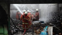 Pihak DPKP Kota Surabaya mengerahkan 11 unit kendaraan pemadam kebakaran untuk memadamkan kebakaran rumah yang digunakan sebagai tempat usaha penjualan bakso tersebut.