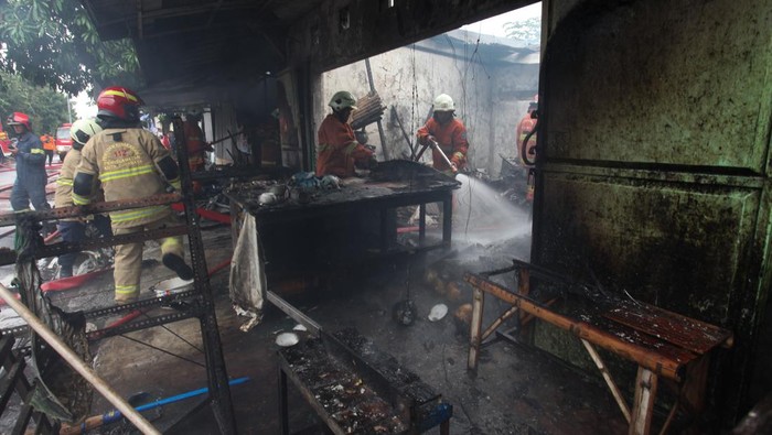 Kebakaran rumah di Surabaya Petugas Dinas Pemadam Kebakaran dan Penyelamatan (DPKP) Kota Surabaya melakukan pembasahan rumah yang terbakar di Jalan Kedung Cowek, Surabaya, Jawa Timur, Rabu (10/4/2024). Pihak DPKP Kota Surabaya mengerahkan 11 unit kendaraan pemadam kebakaran untuk memadamkan kebakaran rumah yang digunakan sebagai tempat usaha penjualan bakso dan diduga kebakaran berawal dari pengisian bensin (bahan bakar minyak) ke tangki sepeda motor di dalam rumah itu yang tumpah dan tersulut api kompor sehingga menyebabkan kebakaran. ANTARA FOTO/Didik Suhartono/foc.