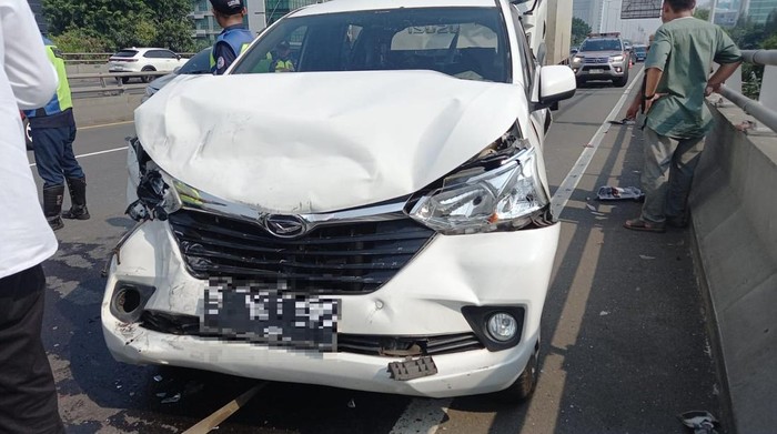 Tabrakan Beruntun Melibatkan Empat Kendaraan Guncang Tol Pulomas