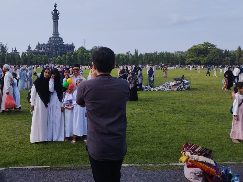 Keluarga berfoto setelah salat Idul Fitri di Lapangan Renon, Denpasar, Bali, Rabu (10/4/2024). Sejumlah keluarga dengan pakaian senada mengabadikan momen bersama Idul Fitri 1445 Hijriah.