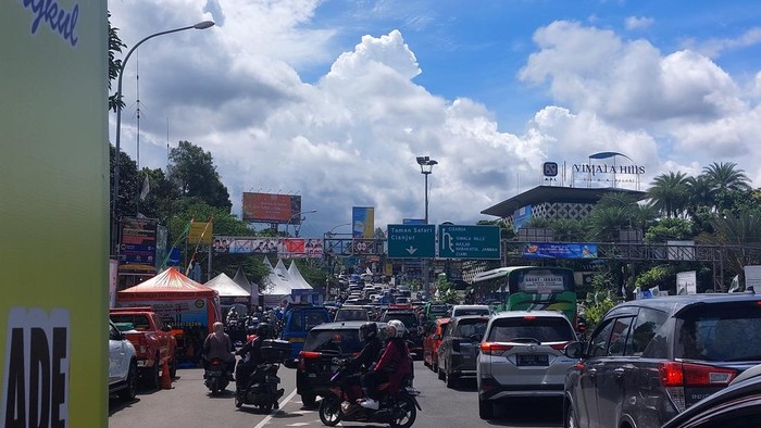 Kemacetan Kepung Simpang Gadog Menuju Puncak Bogor pada Siang Hari