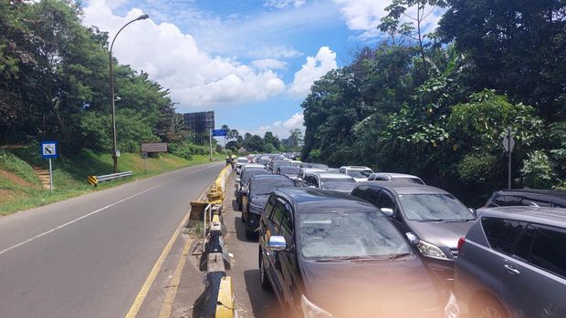 Kemacetan di Simpang Gadog menuju Puncak, Bogor, Jawa Barat.
