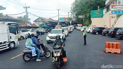 Kepadatan kendaraan di simpang Penelokan, Kintamani, Bangli, Januari 2024 lalu. (Agus Eka Purna Negara/detikBali)