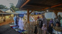 Meski masih bertahan di tenda huntara, mereka tetap merayakan Idul Fitri dengan penuh suka cita. 