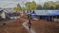 Pelaksanaan shalat Id tersebut digelar secara sederhana oleh korban penyintas bencana longsor.