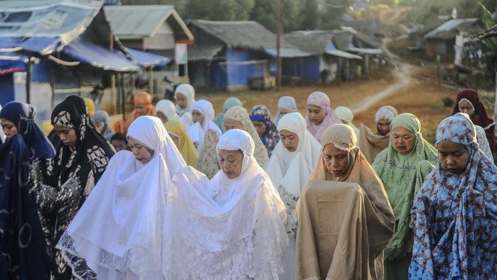 Penyintas bencana longsor melaksanakan Shalat Id di Huntara Cigobang, Lebak, Banten, Rabu (10/4/2024). Pelaksanaan shalat Id tersebut digelar secara sederhana oleh korban penyintas bencana longsor yang masih bertahan di tenda huntara dengan penuh suka cita. ANTARA FOTO/Muhammad Bagus Khoirunas/