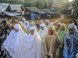Korban Longsor Lebak Gelar Salat Id di Pengungsian