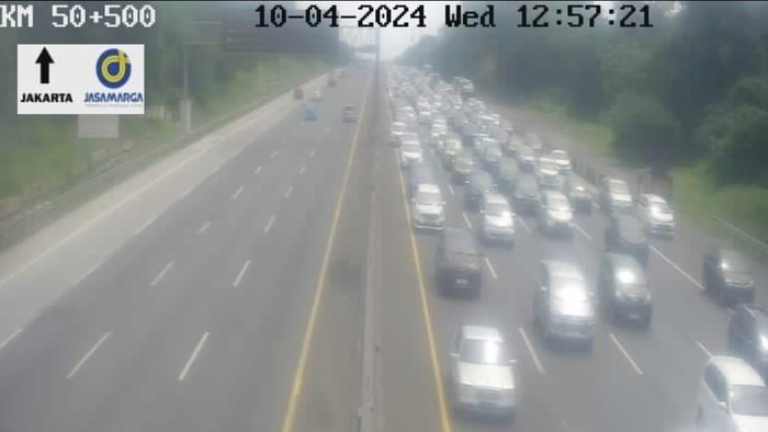 Kondisi lalu lintas (lalin) kendaraan di Tol Jakarta-Cikampek ramai lancar pada siang hari pertama Lebaran 2024. Terjadi kemacetan di sejumlah titik namun tidak signifikan.