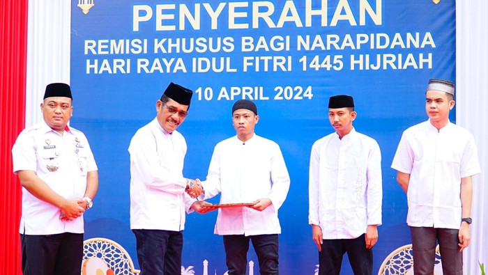 Kepala Kanwil Kemenkumham Sulsel Liberti Sitinjak saat penyerahan remisi Idul Fitri kepada WBP di Lapas Makassar.