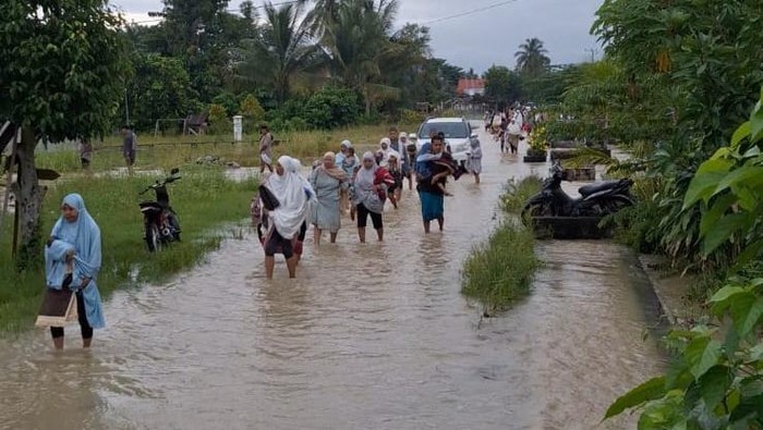 Jalan Kaki Terobos Arus Banjir, Warga Luwu Utara Teguh Salat Id