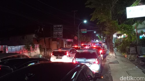 Kemacetan di Jalan Bakung Sari didominasi mobil yang menuju ke Pantai Kuta, Rabu (10/4/2024). (Aryo Mahendro/detikBali).
