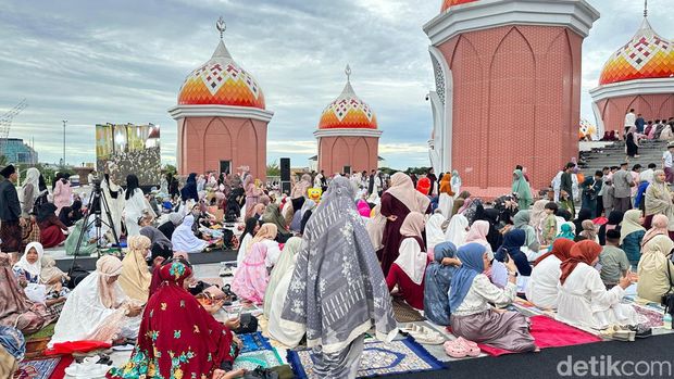 Warga memadati pelataran Masjid 99 Kubah Makassar untuk salat Idul Fitri 1445 H.