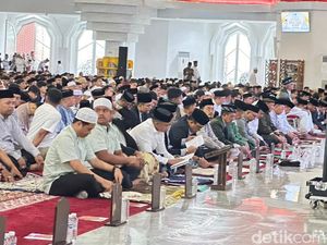 Pj Gubernur Sulsel-Walkot Makassar Salat Id di Masjid Kubah 99 Asmaul Husna