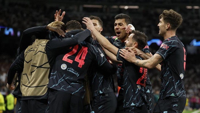 Soccer Football - Champions League - Quarter Final - First Leg - Real Madrid v Manchester City - Santiago Bernabeu, Madrid, Spain - April 9, 2024 Manchester Citys Josko Gvardiol celebrates scoring their third goal with teammates REUTERS/Juan Medina