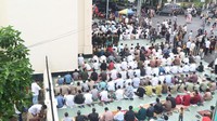 Ratusan jemaah penuhi pelataran parkir masjid Al-Mashun guna mengikuti salat id bersama Sultan Deli XIV, Mahmud Aria Lamantjiji Perkasa Alam. Foto: Elisabeth Christina Simanjuntak/detik.com