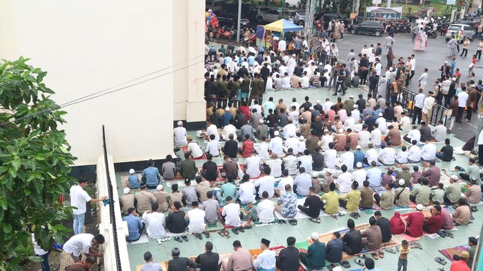 Ratusan jemaah penuhi pelataran parkir masjid Al-Mashun guna mengikuti salat id bersama Sultan Deli XIV, Mahmud Aria Lamantjiji Perkasa Alam. Foto: Elisabeth Christina Simanjuntak/detik.com