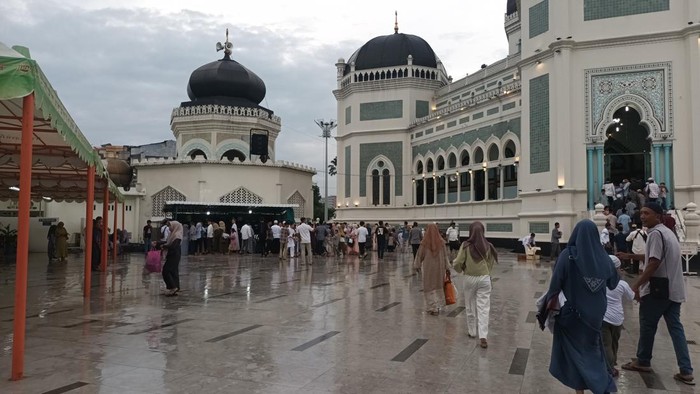 Suasana sebelum dimulainya salat Idul Fitri 2024 di Masjid Raya Al-Mashun. Foto: Elisabeth Christina Simanjuntak/detik.com