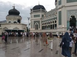 Ribuan Jemaah Salat Bersama Sultan Deli di Masjid Raya Al-Mashun