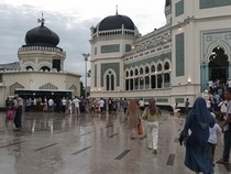 Ribuan Jemaah Salat Bersama Sultan Deli di Masjid Raya Al-Mashun