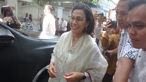 Menteri Keuangan (Menku) Sri Mulyani datang ke open house terbatas Lebaran 2024 Ketua Umum PDIP Megawati Soekarnoputri di Jalan Teuku Umar, Jakarta.
