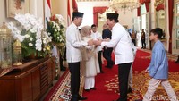 Tampak Menteri Koordinator Bidang Politik, Hukum, dan Keamanan Marsekal TNI (Purn) Hadi Tjahjanto menyalami Presiden Jokowi.