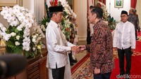Presiden Joko Widodo bersama Ibu Negara Iriana menggelar open house pada hari pertama Idulfitri 1445 H di Istana Negara, Jakarta.