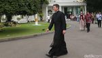 Menteri dan Tamu Negara Ikut Antre Salaman dengan Jokowi di Istana