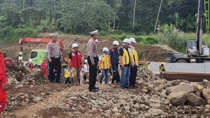 Menteri PUPR Basuki Hadimuljono cek perbaikan di Tol Bocimi