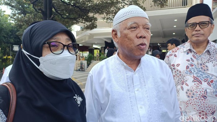 Kendaraan (lajur kanan) melakukan tap in menuju arah Jakarta di Gerbang Tol Kalikangkung, Semarang, Jawa Tengah, Selasa (9/4/2024). Korps Lalu Lintas (Korlantas) Polri menghentikan skema lalu lintas satu arah (one way) Tol Trans Jawa dari Km 72 Tol Cipali sampai dengan Km 414 Gerbang Tol Kalikangkung pada arus mudik Lebaran 2024. ANTARA FOTO/Aprillio Akbar/pras.