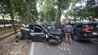 Mobil di Bogor Tabrak Pohon lalu Mundur Menabrak 2 Motor, 4 Orang Terluka