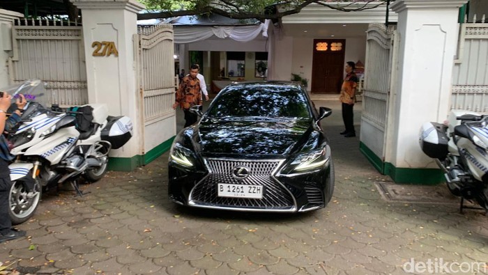 Mobil Rosan Roeslani saat hendak meninggalkan kediaman Megawati. (Taufiq Syarifudin/detikcom).