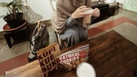 Ini bukti lain kalau Natasha Rizky suka ngopi di kafe. Kali ini ia mampir ke Kopi Toko Djawa yang ada di Bandung. Foto: Instagram Natasha Rizky