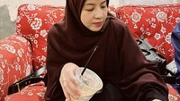 Wanita 31 tahun ini adalah seorang penggemar kopi. Ia sering ngafe cantik sambil menikmati segelas kopi susu. Slurpp! Foto: Instagram Natasha Rizky