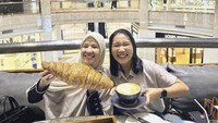 Kalau ini momen seru Natasha Rizky pesan croissant dan kopi jumbo di Bakerzin. Wah, ukurannya benar-benar besar ya! Foto: Instagram Natasha Rizky