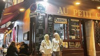 Ketika liburan keliling Eropa bersama sahabat-sahabatnya, Natasha Rizky mampir berfoto di depan kafe-kafe keren dengan latar yang ikonik. Foto: Instagram Natasha Rizky