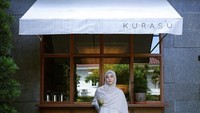 Ibu 3 anak ini tak melewatkan foto OOTD saat mampir ke kafe Instagramable. Natasha Rizky pun pamer pose menenteng minuman matcha. Foto: Instagram Natasha Rizky