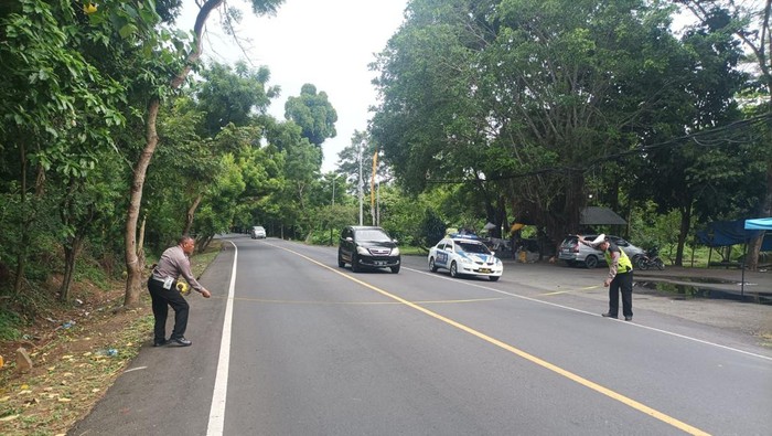 Olah TKP lakalantas di Jalan Raya Denpasar-Gilimanuk, depan Pura Segara Rupek, Lingkungan Penginuman, Kelurahan Gilimanuk, Kecamatan Melaya, Jembrana. (Dok. Polres Jembrana)