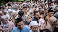Sejumlah warga antre untuk berjabat tangan dengan Anies Baswedan di Pendopo Kediaman Anies Baswedan, Jakarta, Rabu (10/4/2024).