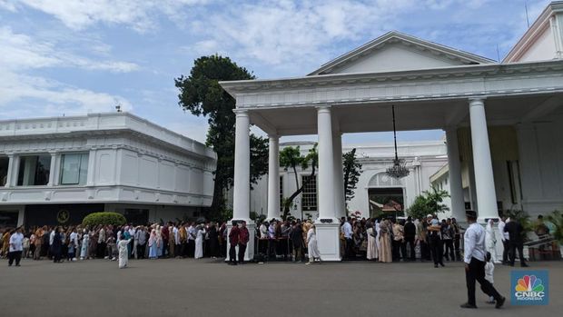 Open House di Istana Negara yang digelar Presiden Jokowi di momen Idulfitri 1445 H disambut antusias oleh warga. (CNBC Indonesia/Emir Yanwardhana)