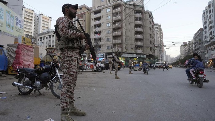 Pakistan Kerahkan 100 Ribu Tentara untuk Jaga Perayaan Idul Fitri Paramilitary soldiers search a car at a temporary checkpoint on a road in Karachi, Pakistan, Tuesday, April 9, 2024. Pakistani authorities have deployed more than 100,000 police and paramilitary forces at mosques and marketplaces across the country ahead of the massive Eid al-Fitr holiday, officials said. (AP Photo/Fareed Khan)