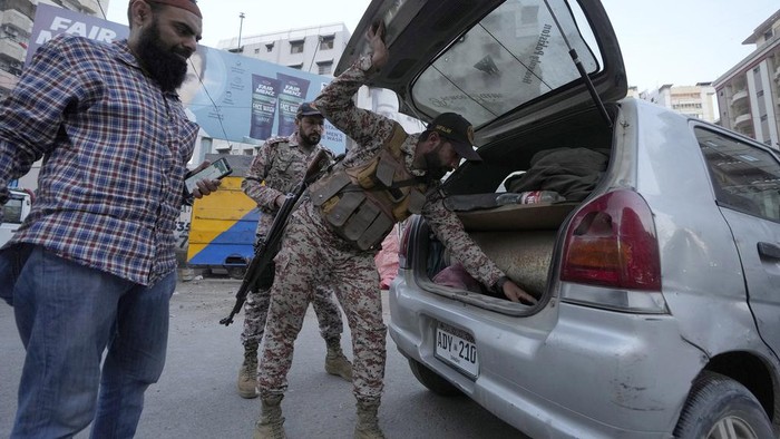 Pakistan Kerahkan 100 Ribu Tentara untuk Jaga Perayaan Idul Fitri Paramilitary soldiers search a car at a temporary checkpoint on a road in Karachi, Pakistan, Tuesday, April 9, 2024. Pakistani authorities have deployed more than 100,000 police and paramilitary forces at mosques and marketplaces across the country ahead of the massive Eid al-Fitr holiday, officials said. (AP Photo/Fareed Khan)