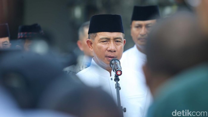 Panglima TNI Jelaskan Misi Bantuan Kemanusiaan ke Palestina Panglima TNI Agus Subiyanto memberikan keterangan pers terkait misi bantuan kemanusiaan ke Palestina. Ia menyatakan bantuan telah dikirimkan dengan selamat.